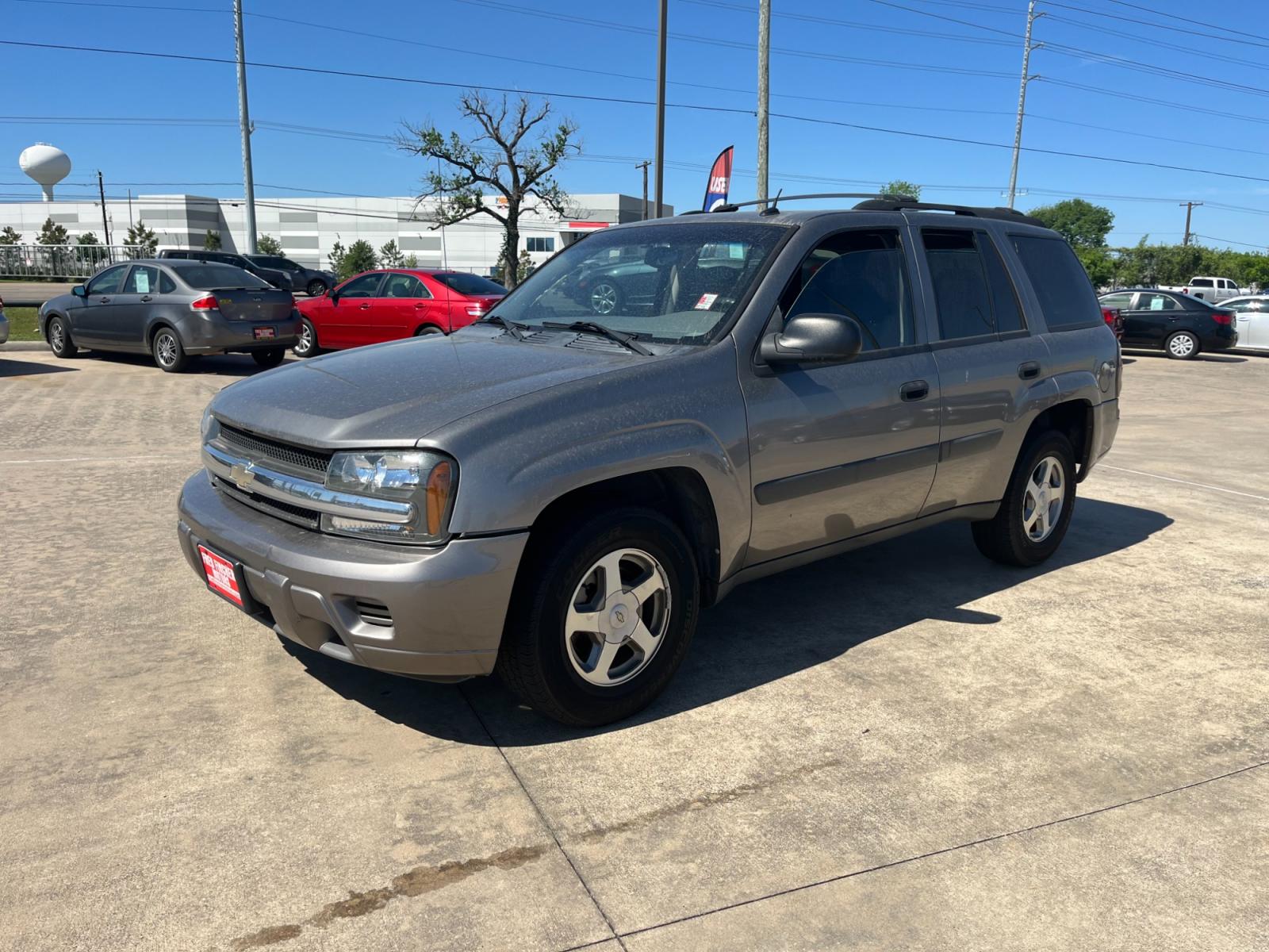 2005 GRAY /gray Chevrolet TrailBlazer LS 2WD (1GNDS13S052) with an 4.2L L6 DOHC 24V engine, 4-Speed Automatic Overdrive transmission, located at 14700 Tomball Parkway 249, Houston, TX, 77086, (281) 444-2200, 29.928619, -95.504074 - Photo #2